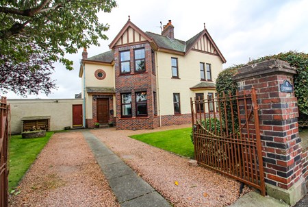 Cunmont, 6 Roberts Street, Forfar DD8 3DG