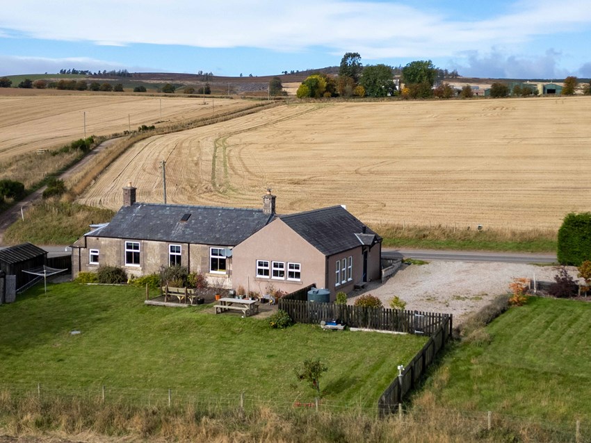 3 Balzeordie Cottages Menmuir