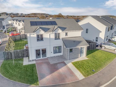 32 Castleview Place, Ballumbie, Dundee DD4 0FH